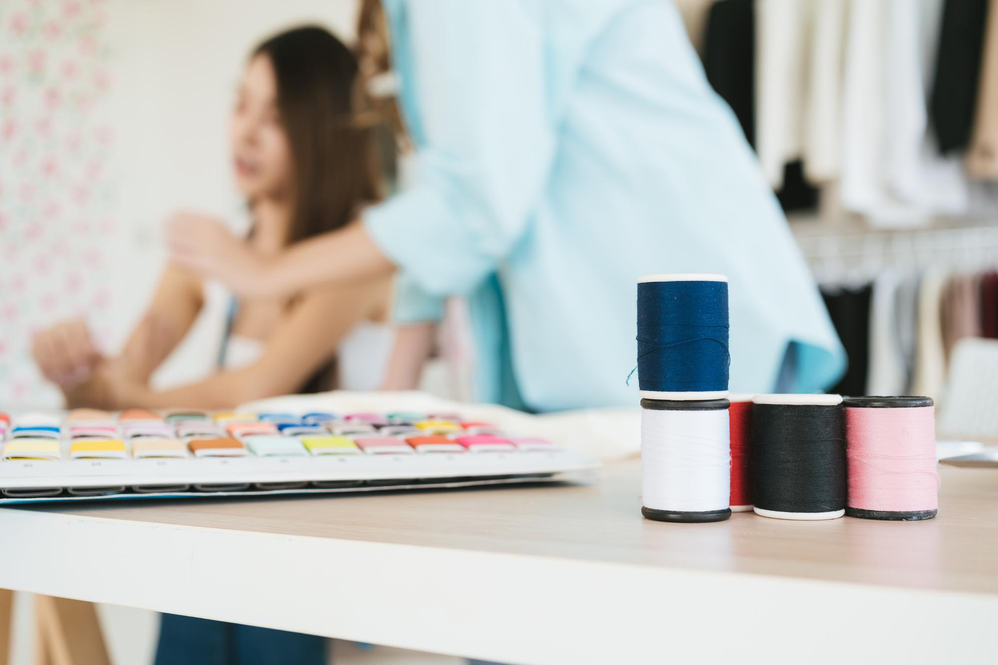 studio di ricamo con tavolo e macchine